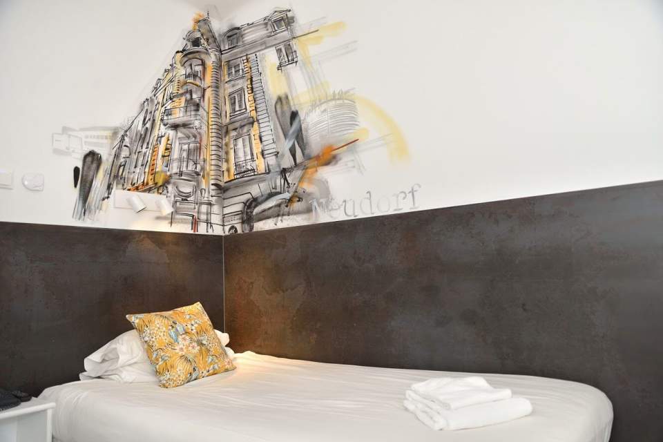 Lit avec fresque
